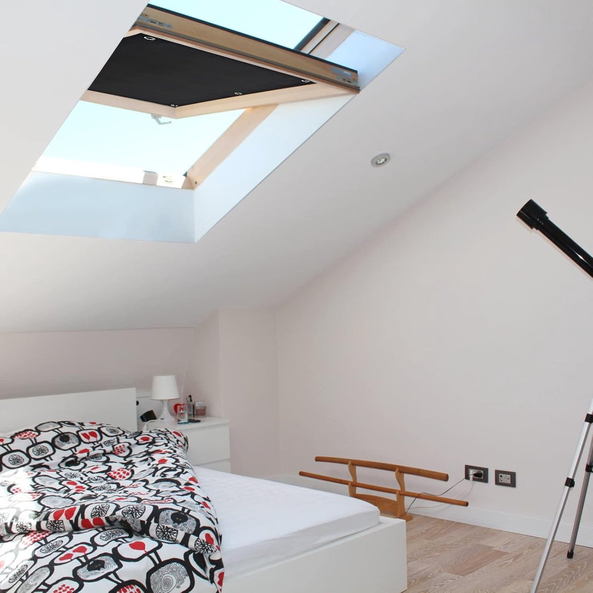 Blackout roller blind - No drilling required - 96 x 100 cm - Portable blackout curtain for windows - with 7 suction cups - Thermal insulation