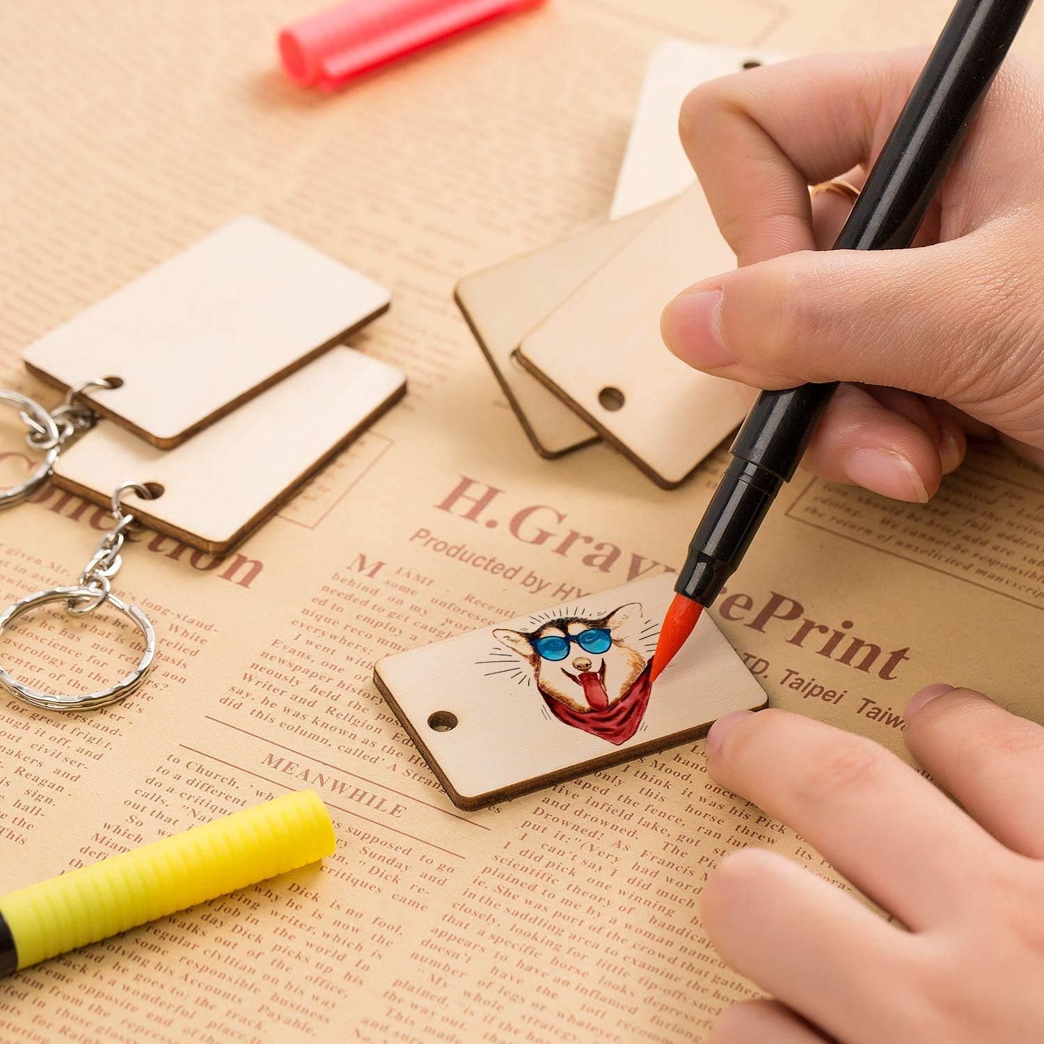 Petluno 100 x Rectangle Unfinished Wooden Planks Pieces of Wood with Holes and Keyrings for Crafting