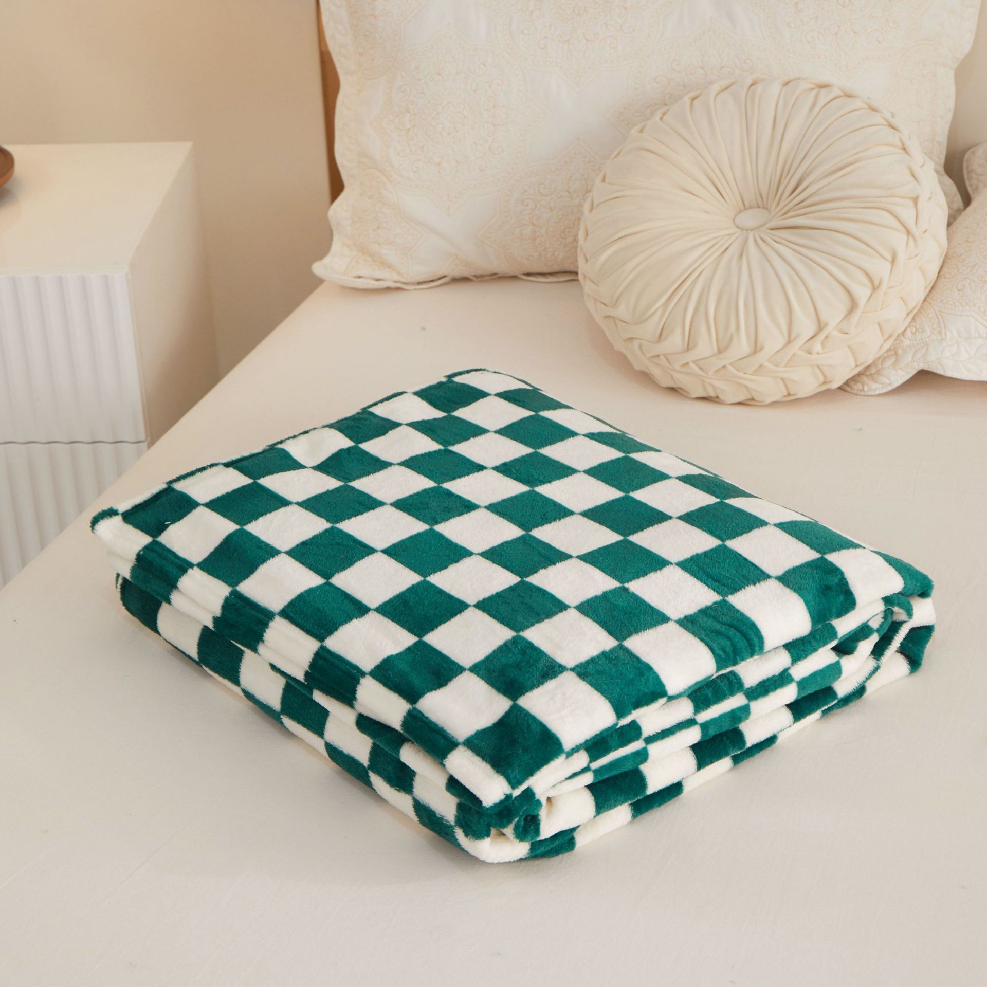 Green and white checkered pattern Double-Sided Plaid Fleece Blanket – 100×150cm Machine Washable Green and white checkered pattern Double-Sided Plaid Fleece Blanket – 100×150cm Machine Washable