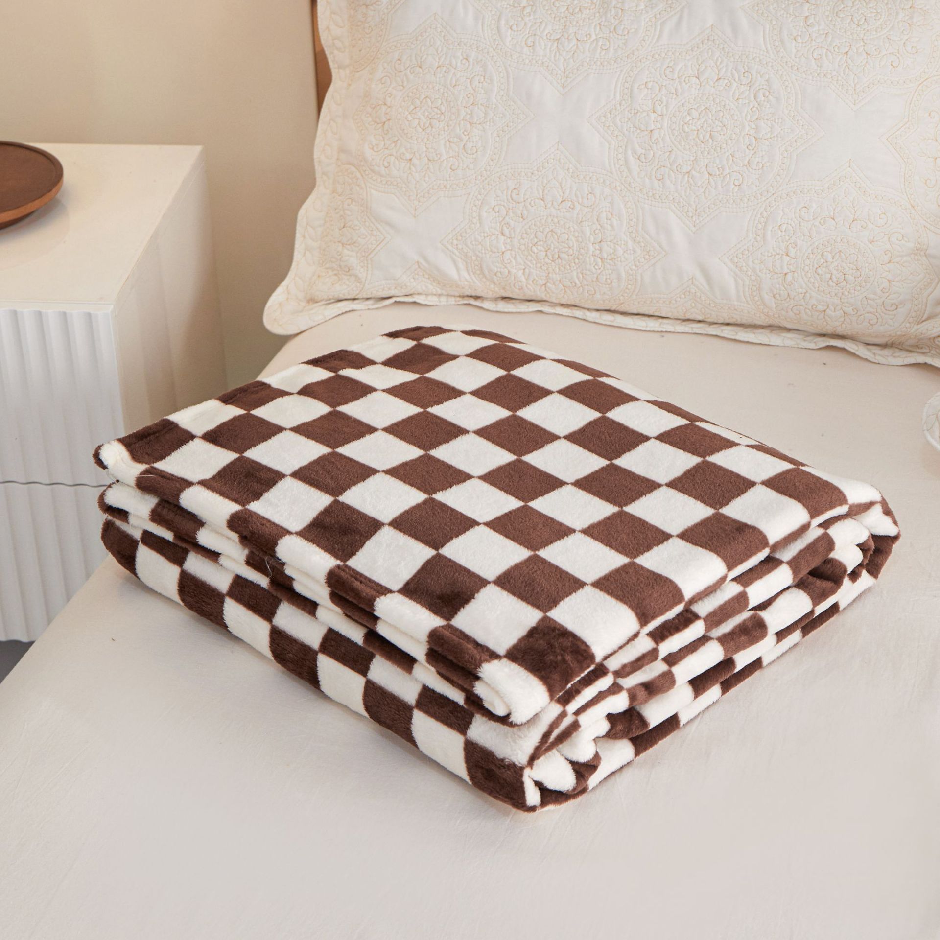 Coffee-colored and white checkered pattern Double-Sided Plaid Fleece Blanket – 100×150cm Machine Washable Coffee-colored and white checkered pattern Double-Sided Plaid Fleece Blanket – 100×150cm Machine Washable