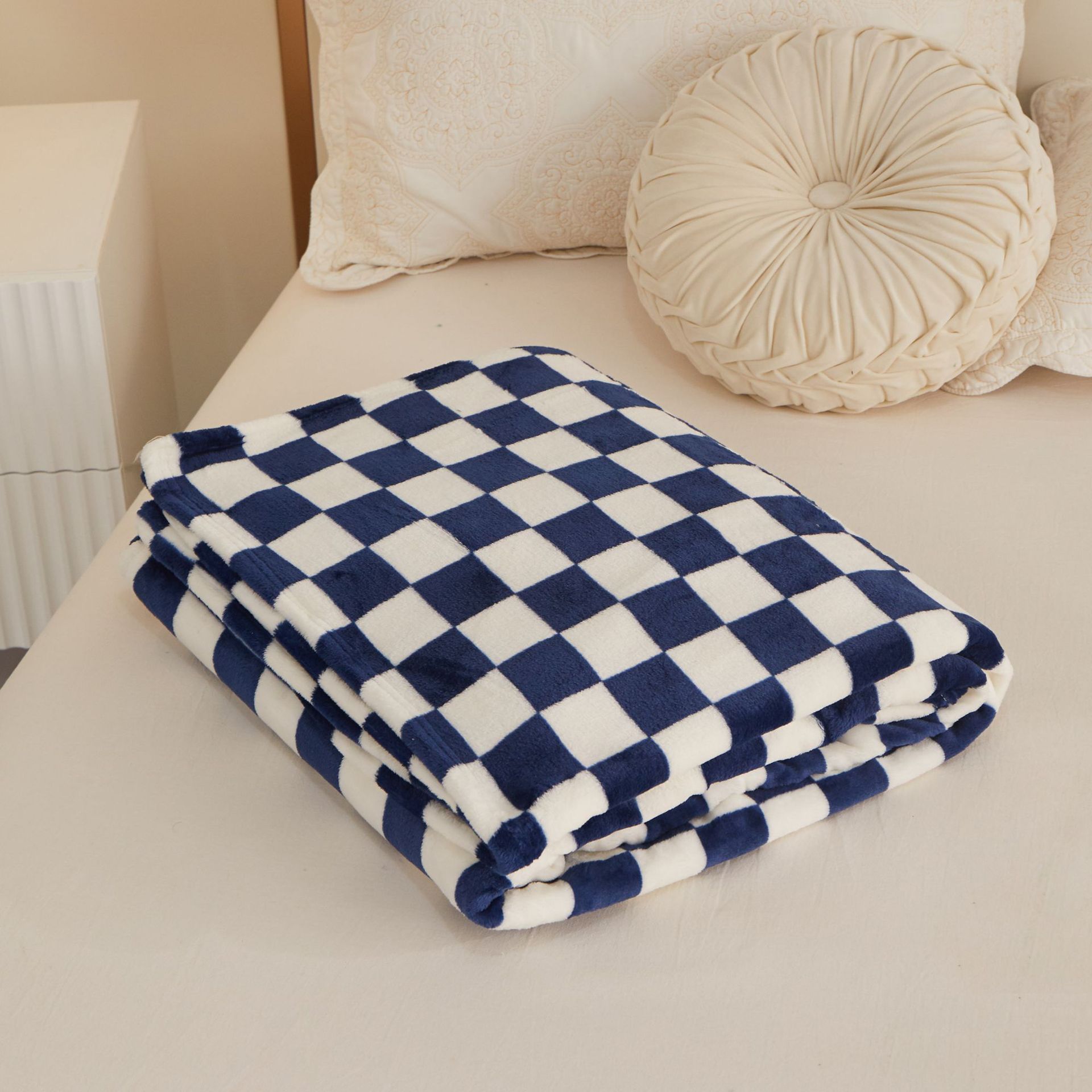 Blue and white checkered pattern Double-Sided Plaid Fleece Blanket – 100×150cm Machine Washable Blue and white checkered pattern Double-Sided Plaid Fleece Blanket – 100×150cm Machine Washable
