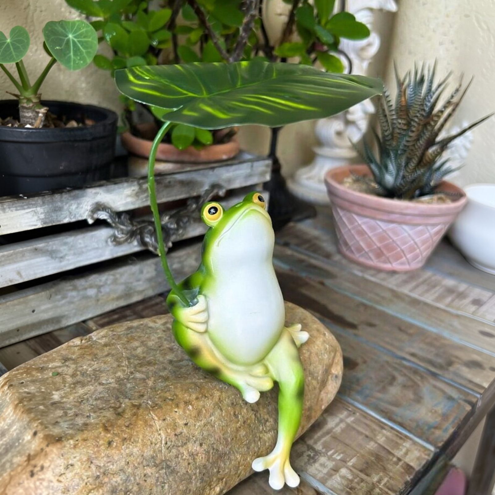 Creative Umbrella Frog Resin Figurine - Outdoor Patio Garden Balcony Decor
