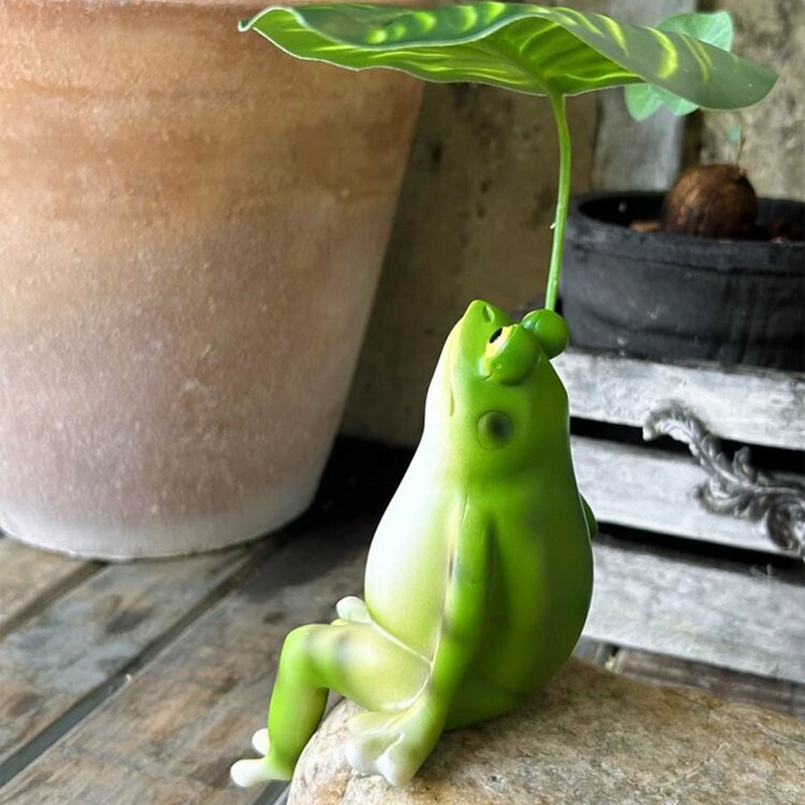 Creative Umbrella Frog Resin Figurine - Outdoor Patio Garden Balcony Decor